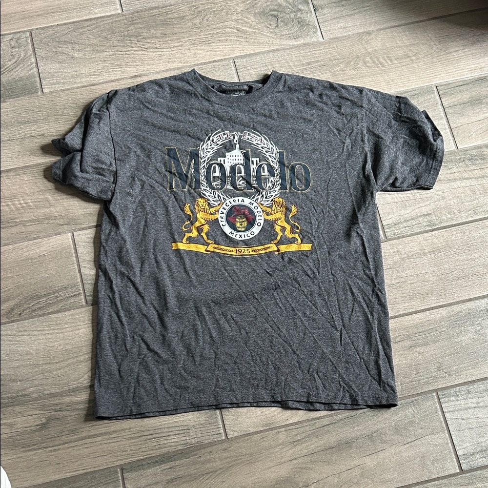 Modelo Dark Gray Graphic Tee